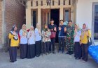 Babinsa Koramil 0804/08 Barat Bersama Tenaga Kesehatan (Nakes) UPTD Puskesmas Tebon Melakukan Kunjungan Rumah (door to door) Memberikan Asupan Gizi